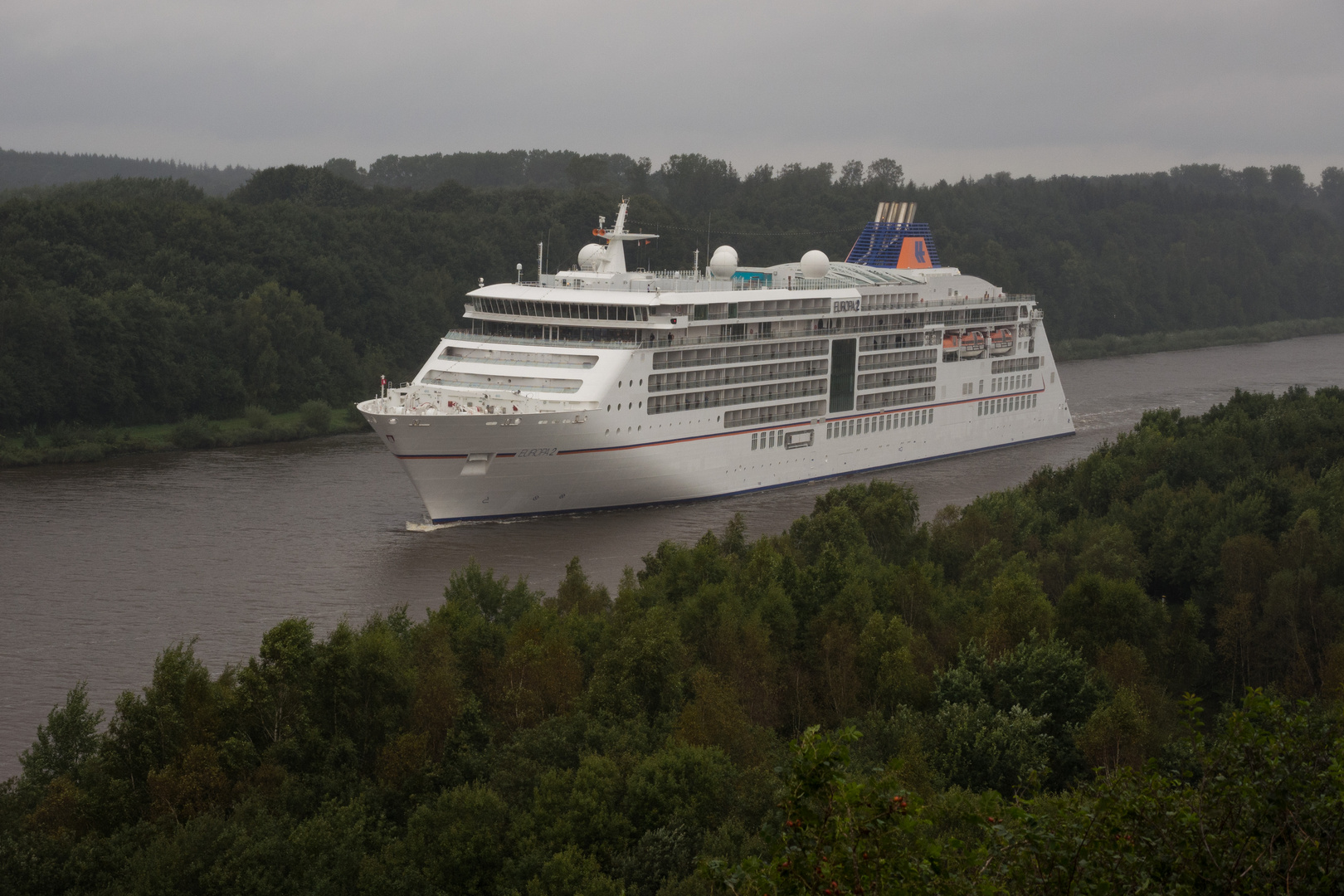 MS Europa 2 in Nord-Ostsee-Kanal