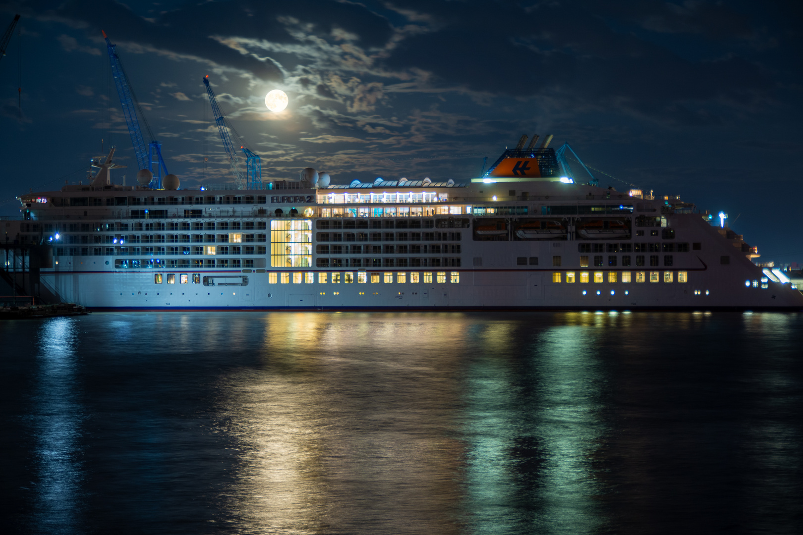 MS Europa 2 und der Vollmond