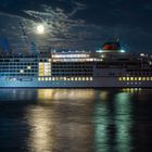 MS Europa 2 und der Vollmond