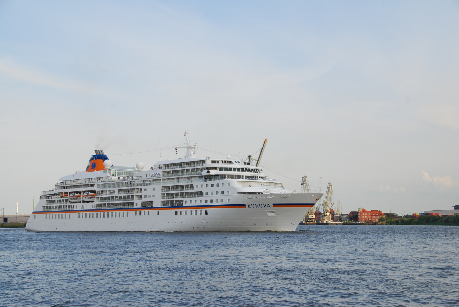 MS Europa beim auslaufen aus Hamburg