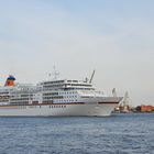 MS Europa beim auslaufen aus Hamburg