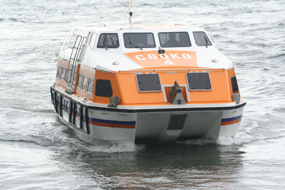 MS EUROPA-SHUTTLE beim Übersetzen in den Lister Hafen 20. Juli 2012