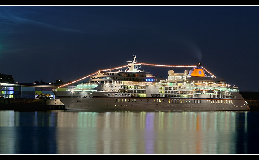 MS Europa um Mitternacht