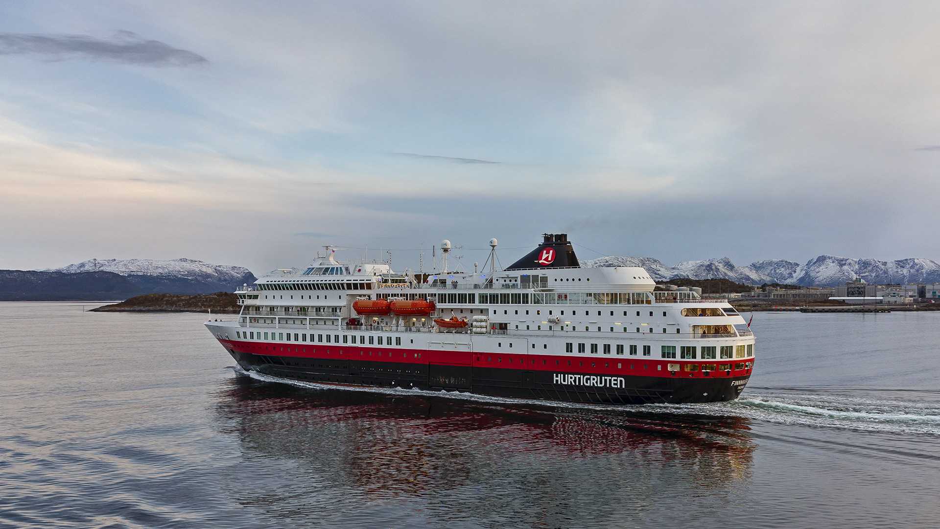 MS FINNMARKEN südwärts auf dem Weg nach MOLDE