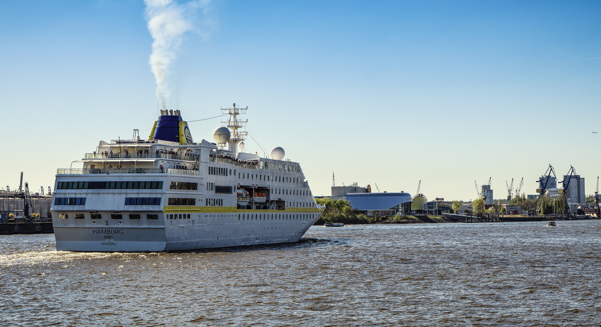 MS Hamburg beim auslaufen