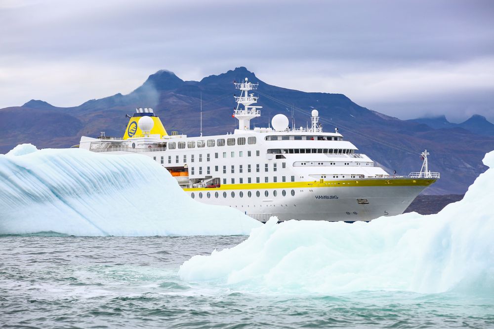 MS Hamburg im Eismeer