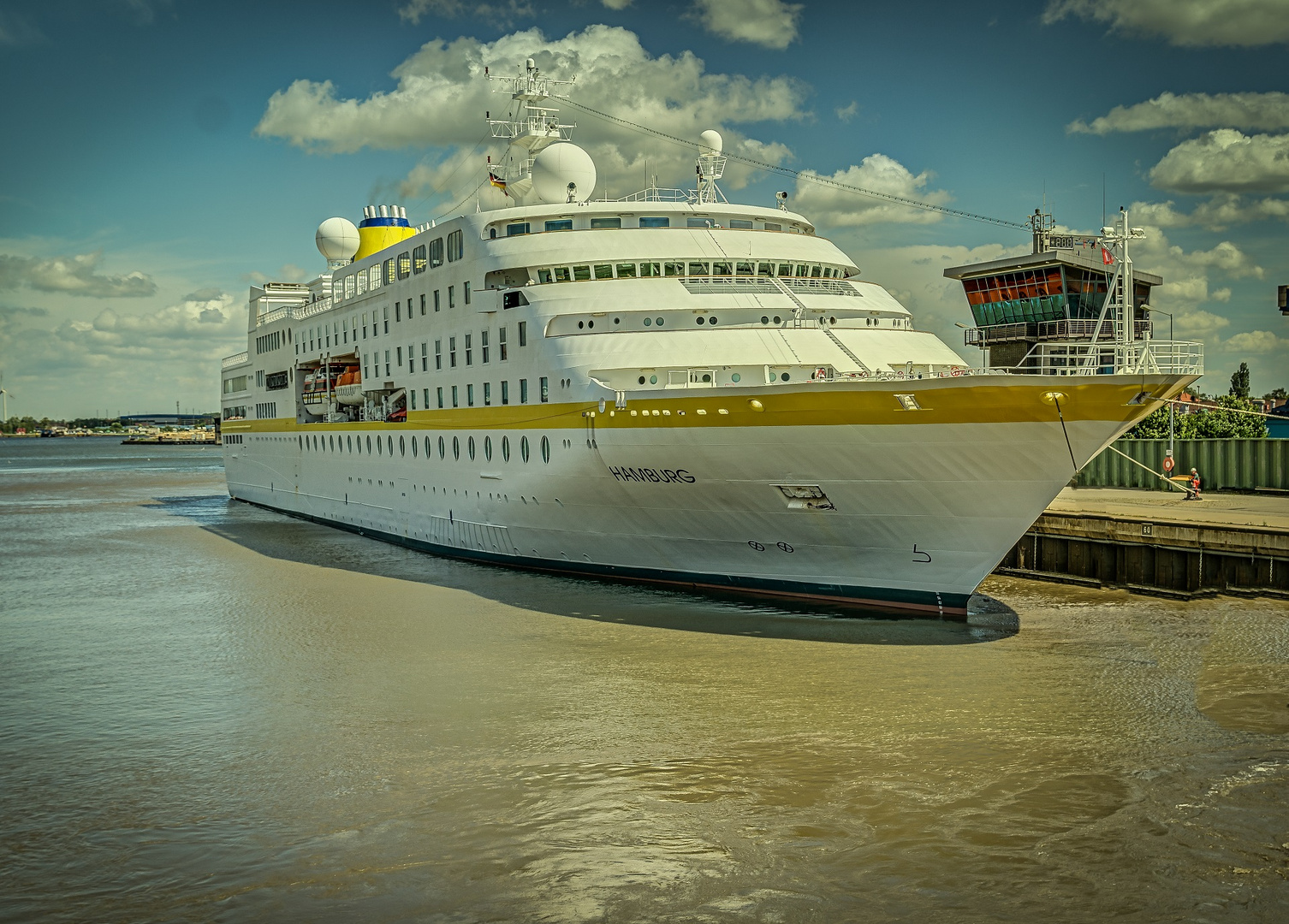 MS "HAMBURG" in der Kaiserschleuse