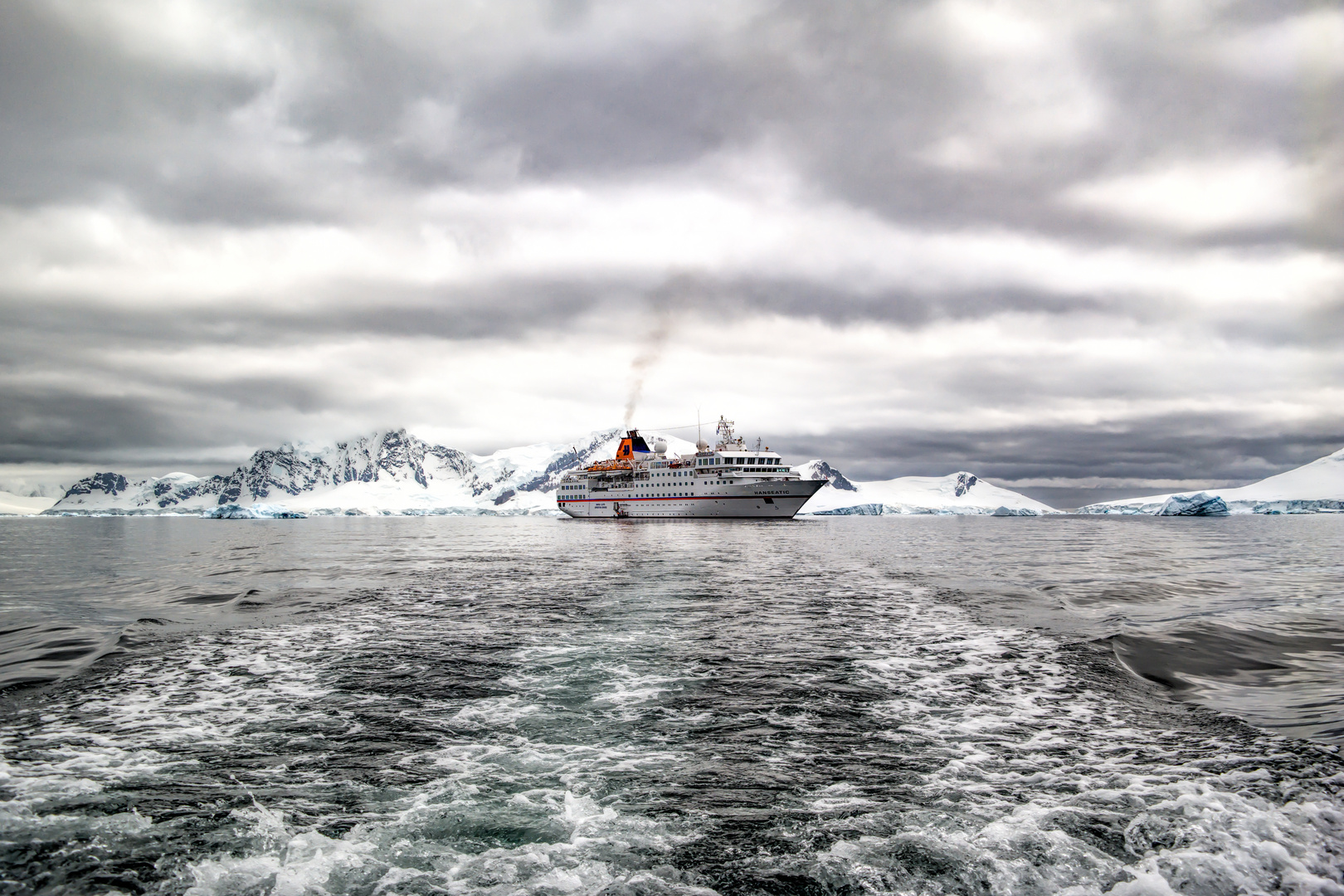 MS Hanseatic vor Paradise Bay Antarktis