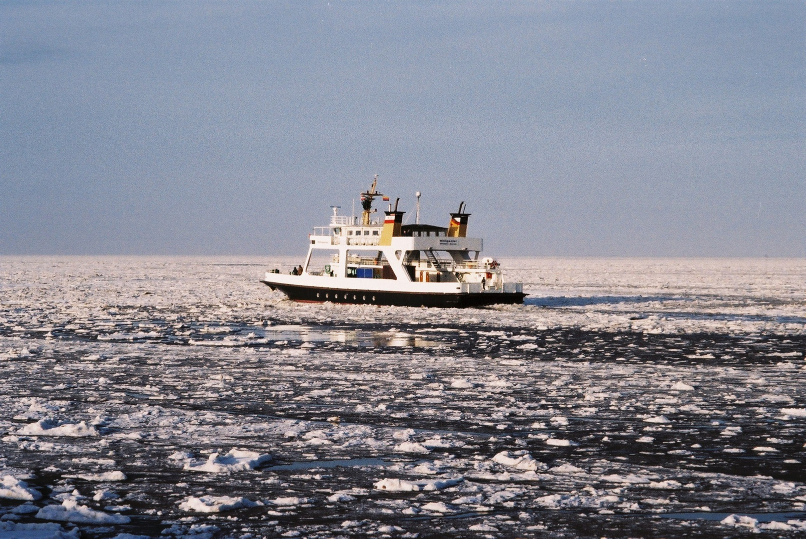 MS Hilligenlei auf der Fahrt von der Hallig Hooge zur Hallig Langeness