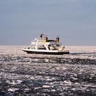 MS Hilligenlei auf der Fahrt von der Hallig Hooge zur Hallig Langeness