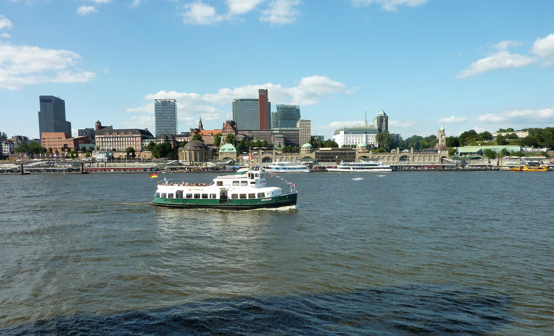 MS "Kirchdorf" vor Hamburg Kulisse 13.08.2012