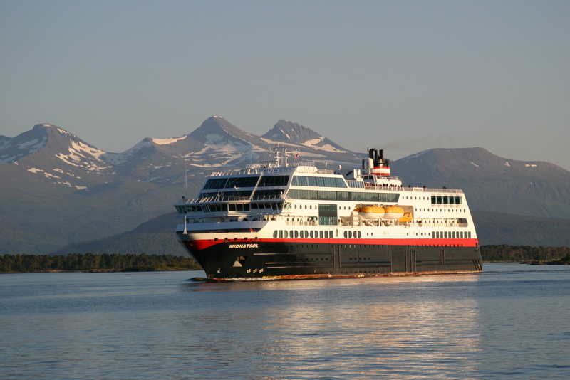 MS Midnatsol bei der Einfahrt in den Hafen von Molde