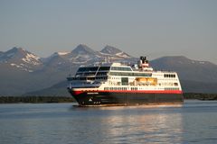 MS Midnatsol bei der Einfahrt in den Hafen von Molde