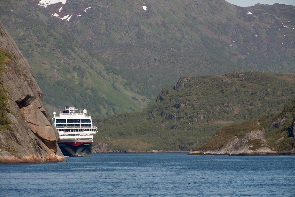 M/S Midnatsol fährt in den Trollfjord