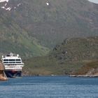 M/S Midnatsol fährt in den Trollfjord