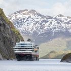 M/S Midnatsol fährt in den Trollfjord ein (Juni 2015)