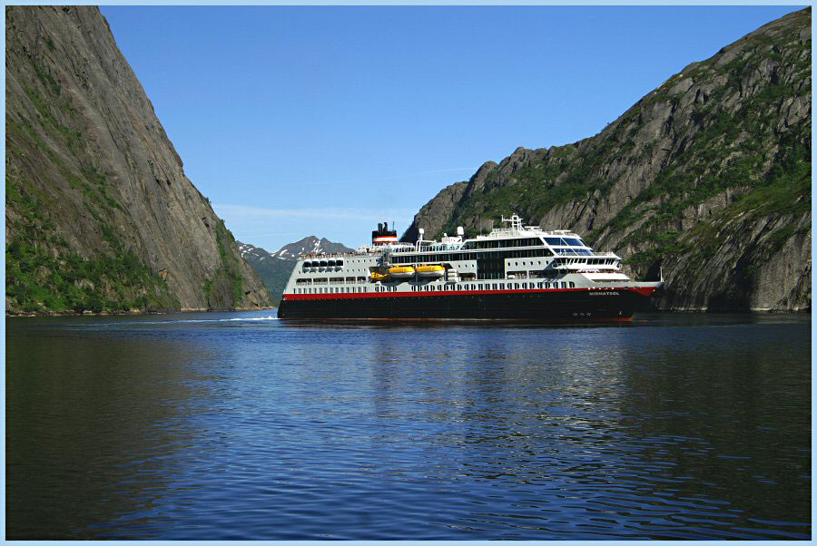 M/S Midnatsol im Trollfjord