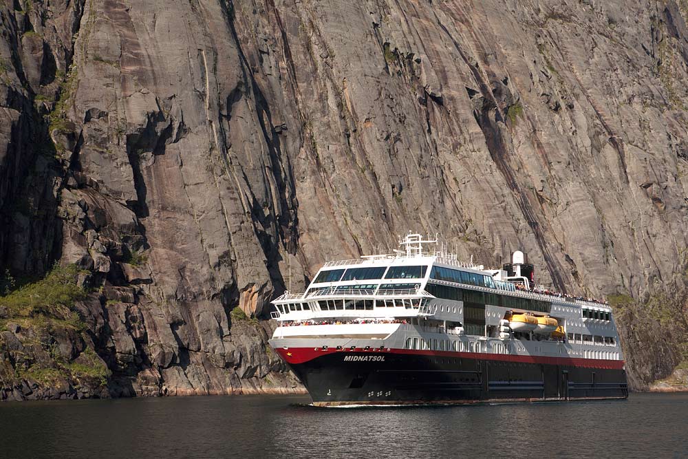 M/S Midnatsol wendet im Trollfjord