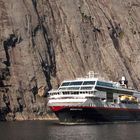 M/S Midnatsol wendet im Trollfjord