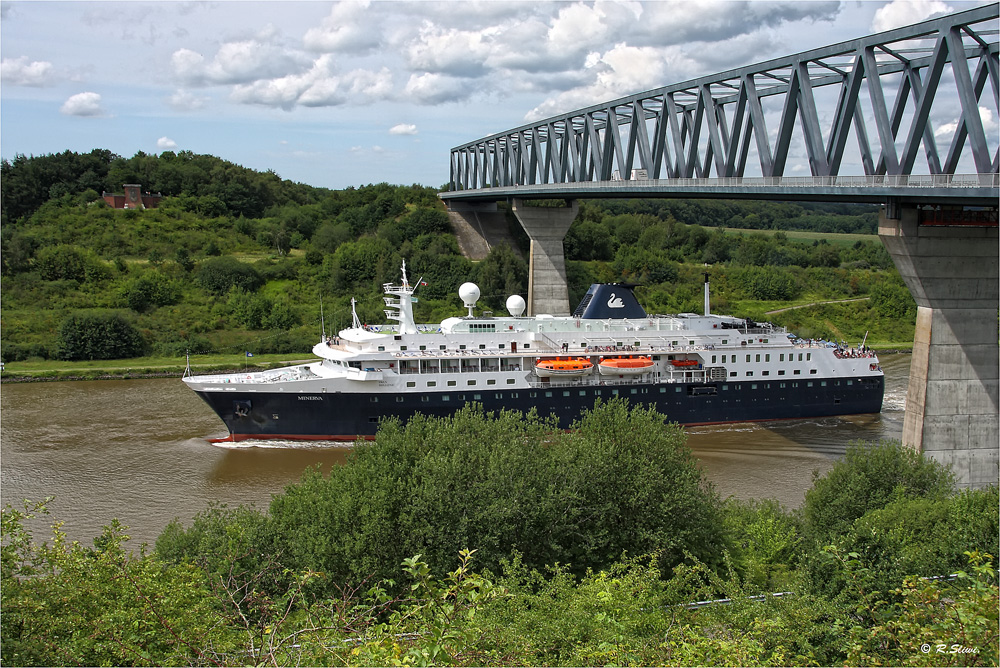 MS Minerva und die Grünentaler Hochbrücke 