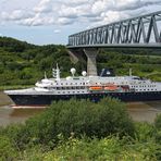 MS Minerva und die Grünentaler Hochbrücke 