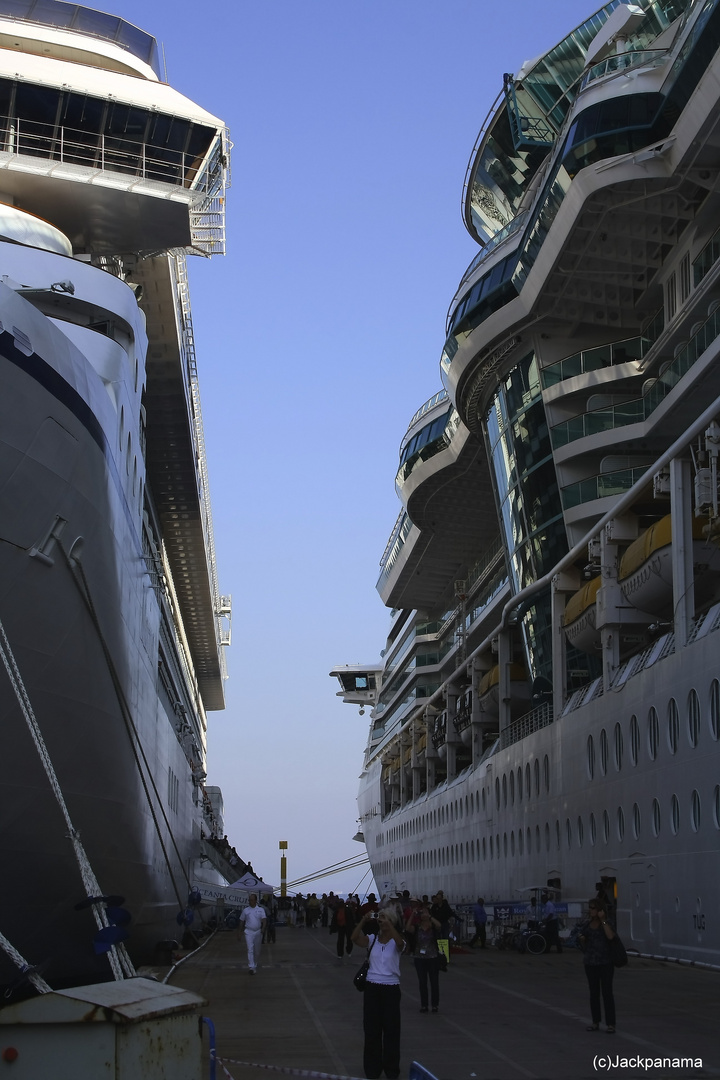 "MS NAUTICA" und die "MS BRILLIANCE of the SEAS" liegen sich im Kreuzfahrt-Terminal gegenüber