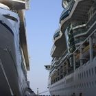 "MS NAUTICA" und die "MS BRILLIANCE of the SEAS" liegen sich im Kreuzfahrt-Terminal gegenüber