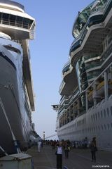 "MS NAUTICA" und die "MS BRILLIANCE of the SEAS" liegen sich im Kreuzfahrt-Terminal gegenüber