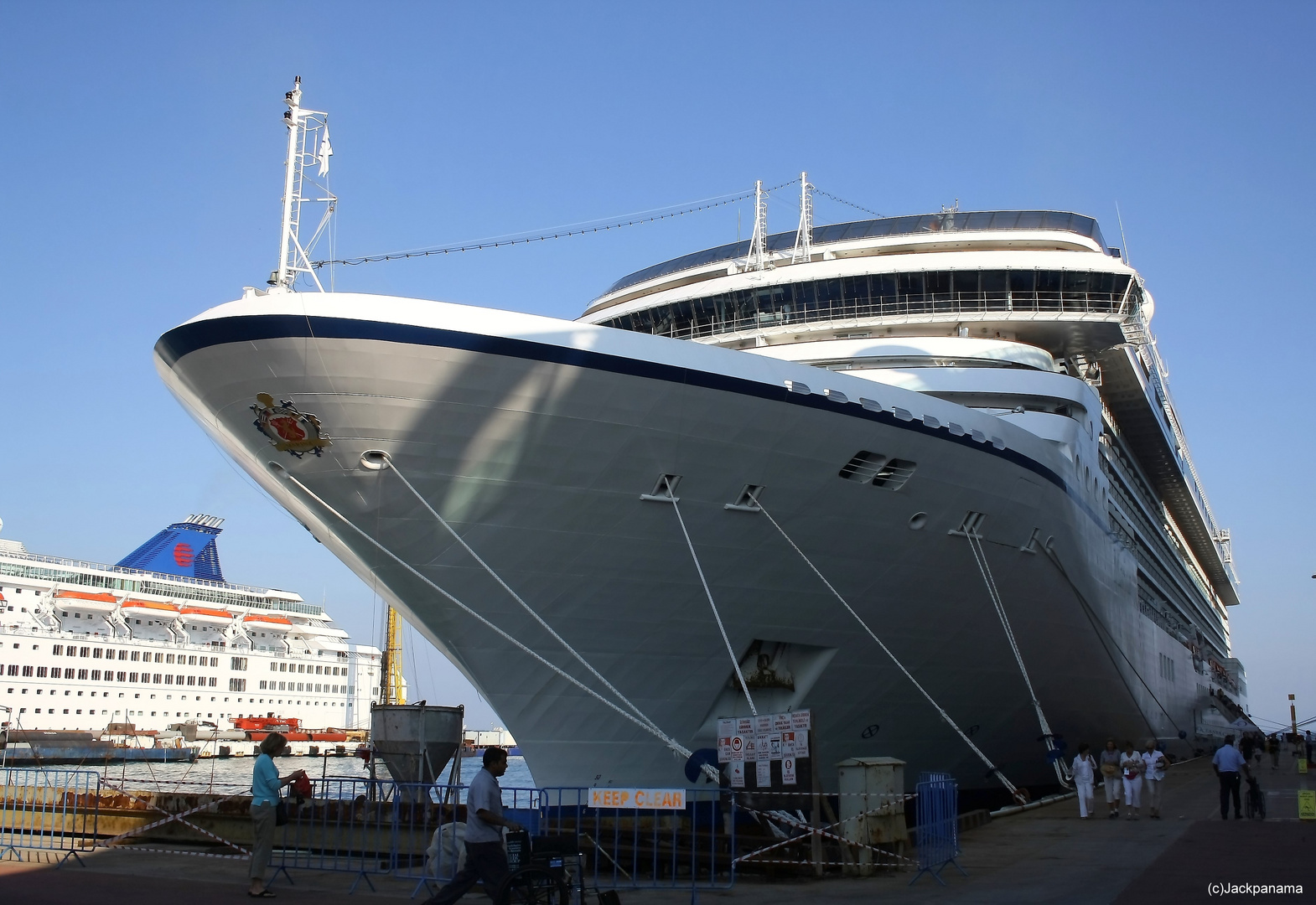 "MS Nautica" von Nahem im Kreuzfahrt-Terminal von Kusadasi (Türkei)