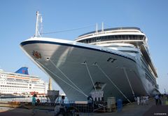 "MS Nautica" von Nahem im Kreuzfahrt-Terminal von Kusadasi (Türkei)