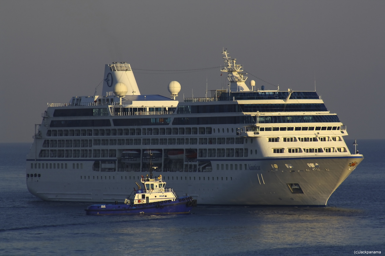 MS NAUTICA vor Kusadasi (Türkei)