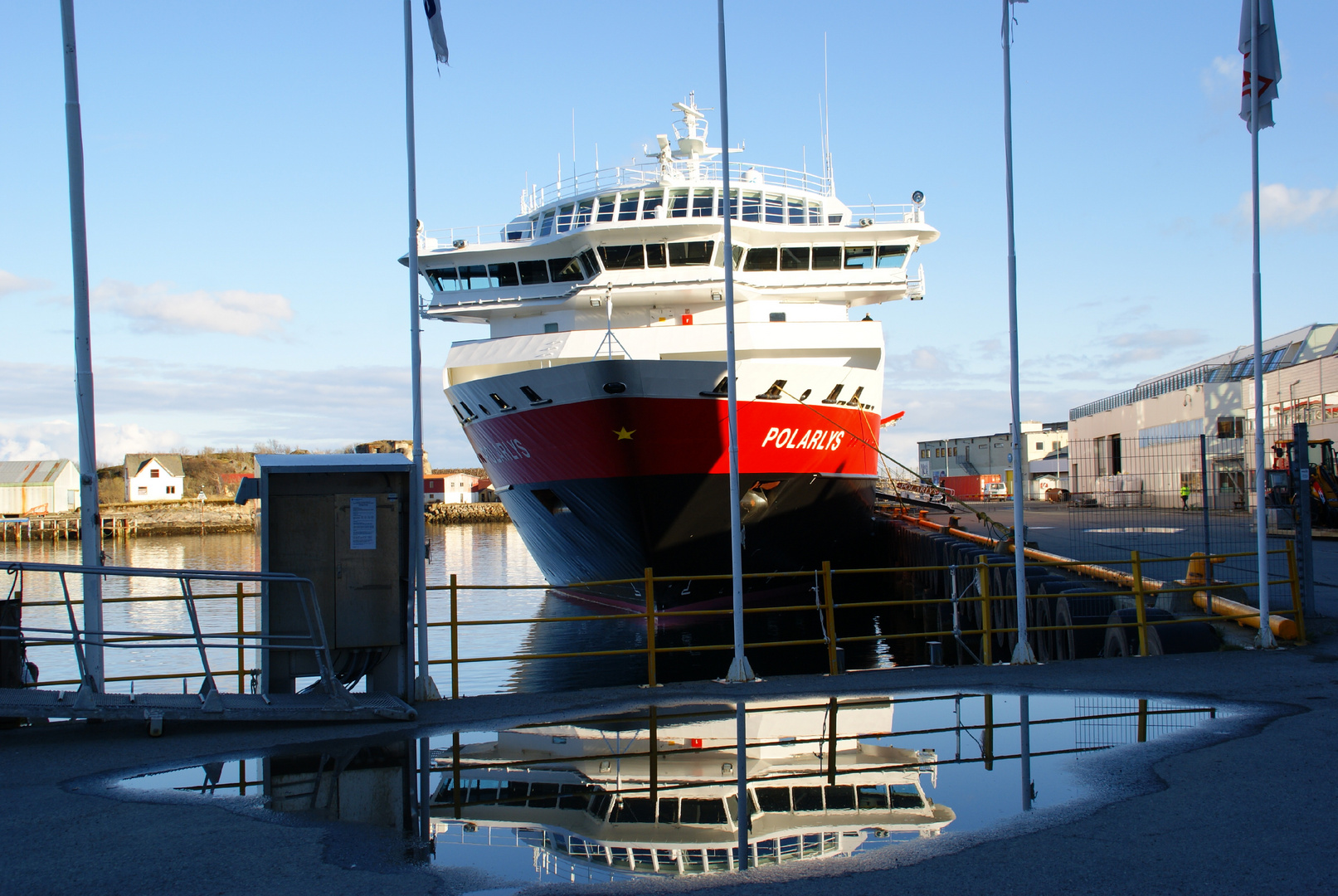 MS Polarlys am Hafen von Svolvær