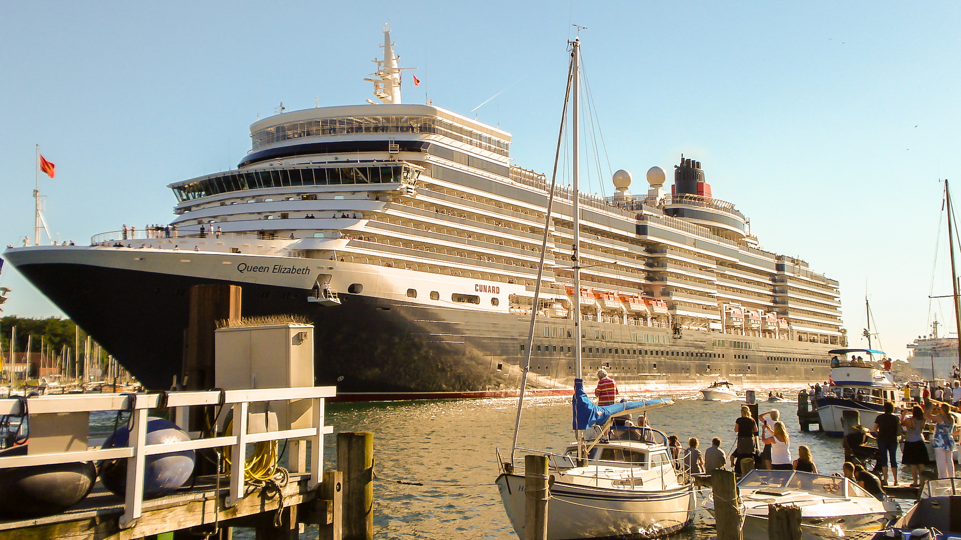 MS Queen Elizabeth in Travemünde 04/06/2011