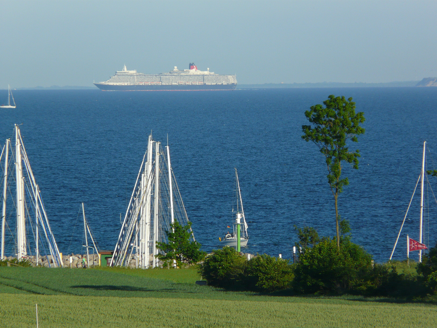 MS Queen Elizabeth verlässt Travemünde