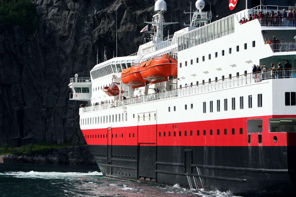 MS Richard With wendet im Trollfjord