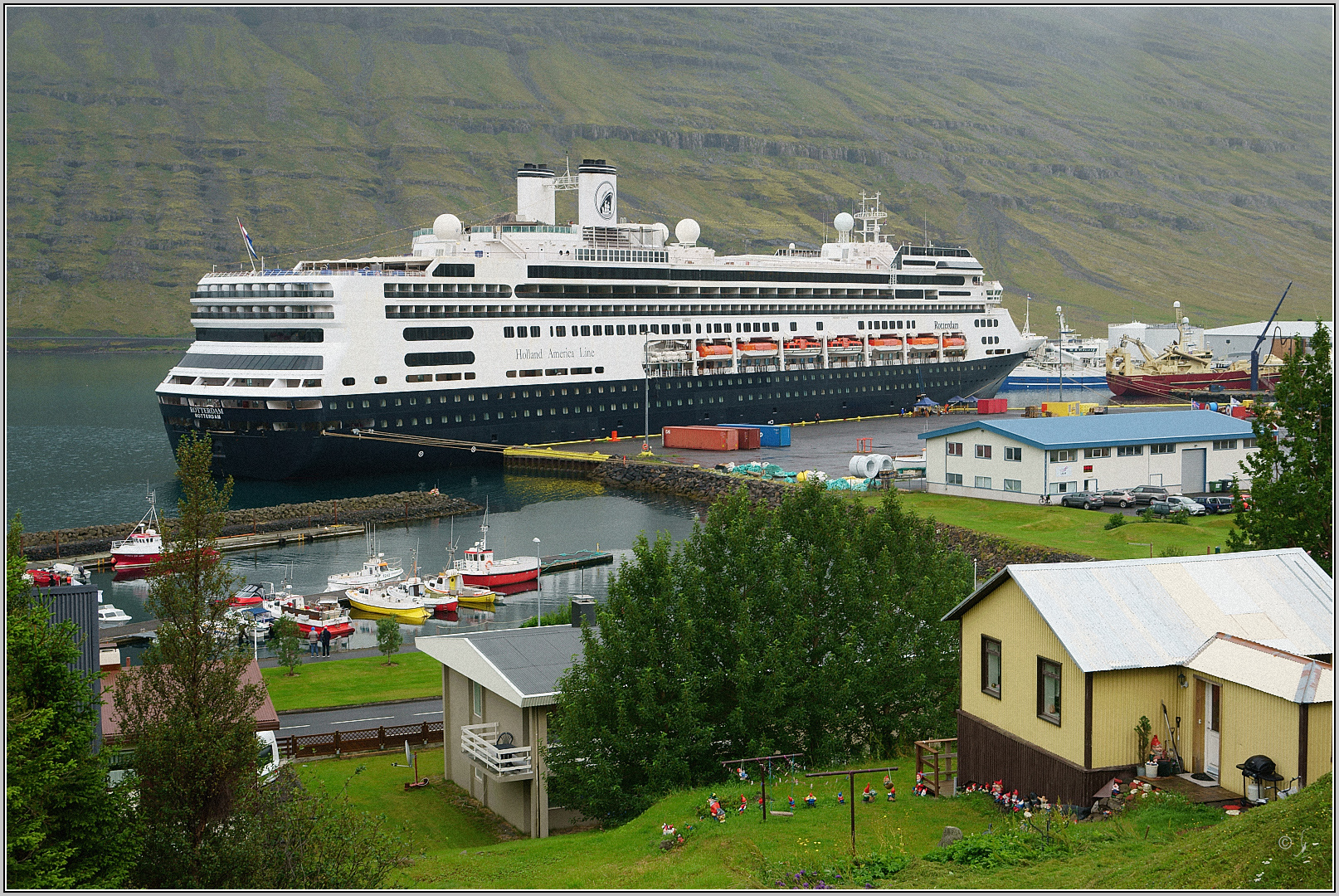 M.S. Rotterdam am Kai in Eskifjörður (Island)