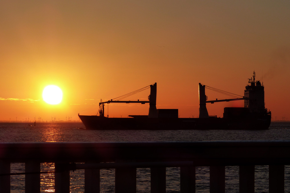 MS Saoura im Sonnenaufgang vor Cuxhaven