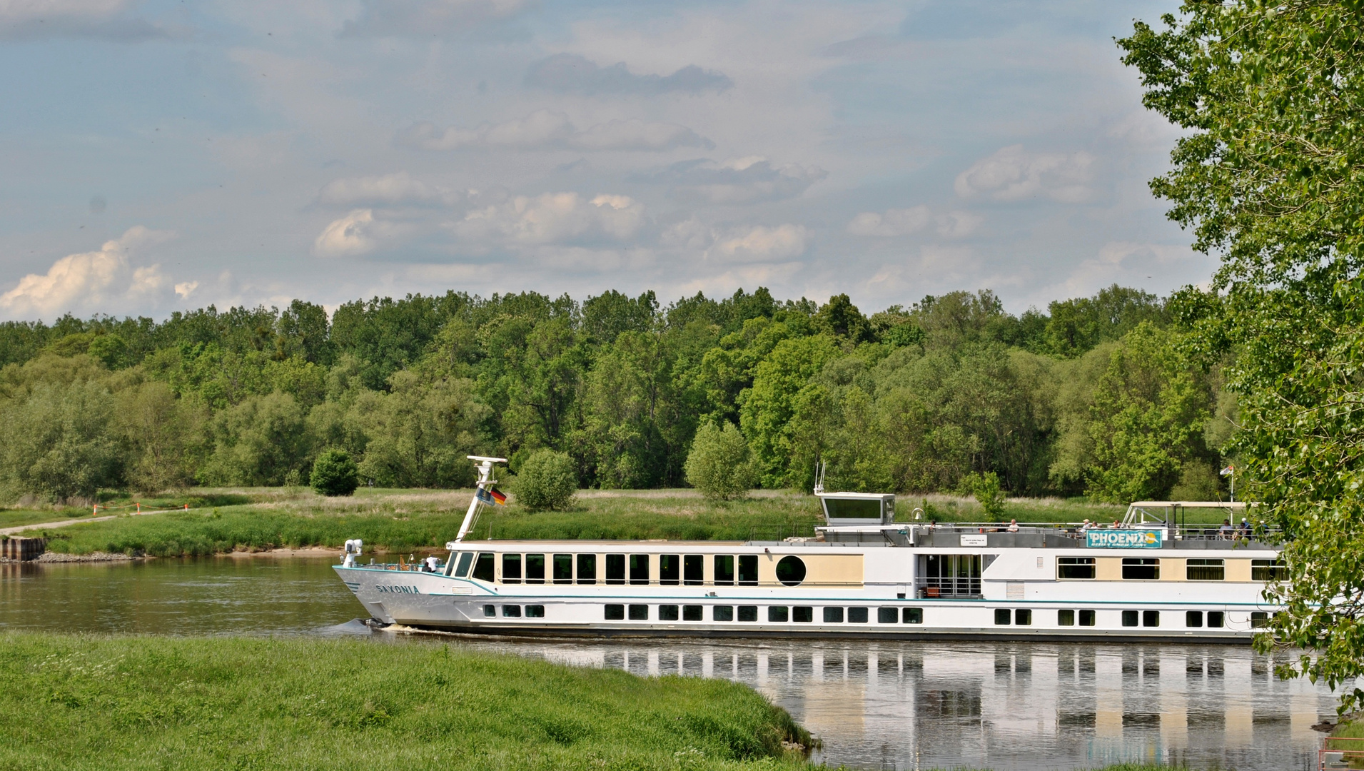 MS Saxonia auf der Elbe an der Fährstelle Aken Richtung Magdeburg