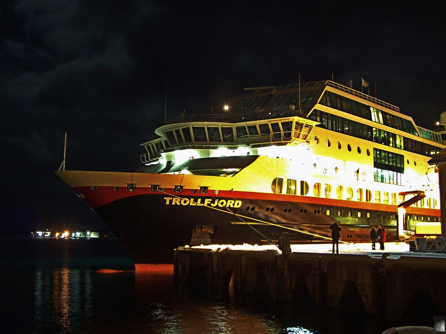 MS Trollfjord abends in Rørvik