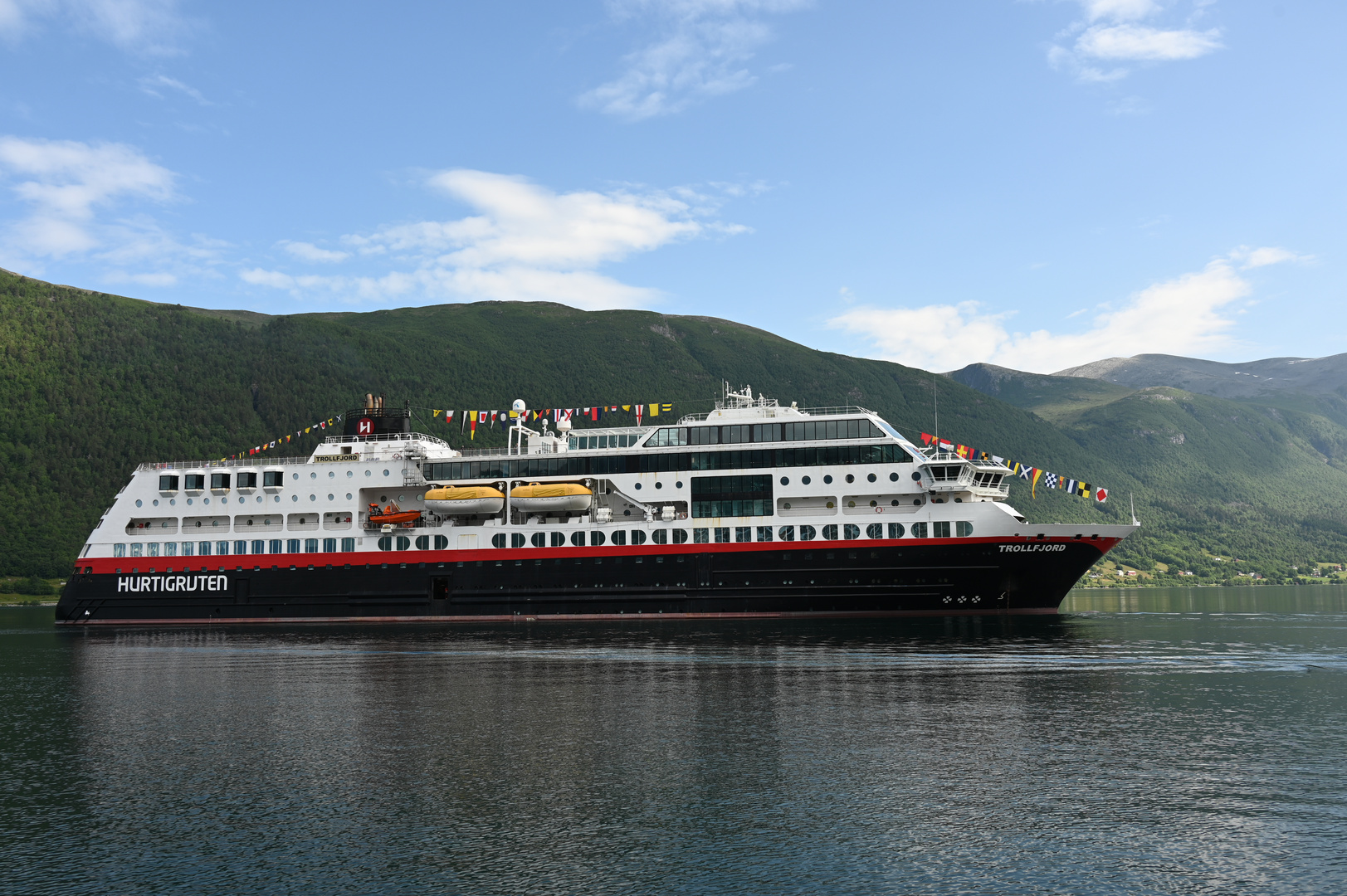 MS Trollfjord auf Reede vor Andalsnes