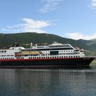 MS Trollfjord auf Reede vor Andalsnes