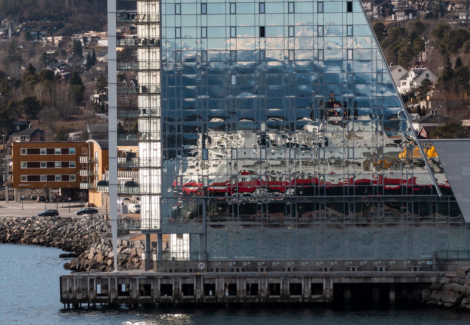 MS Trollfjord im Spiegel