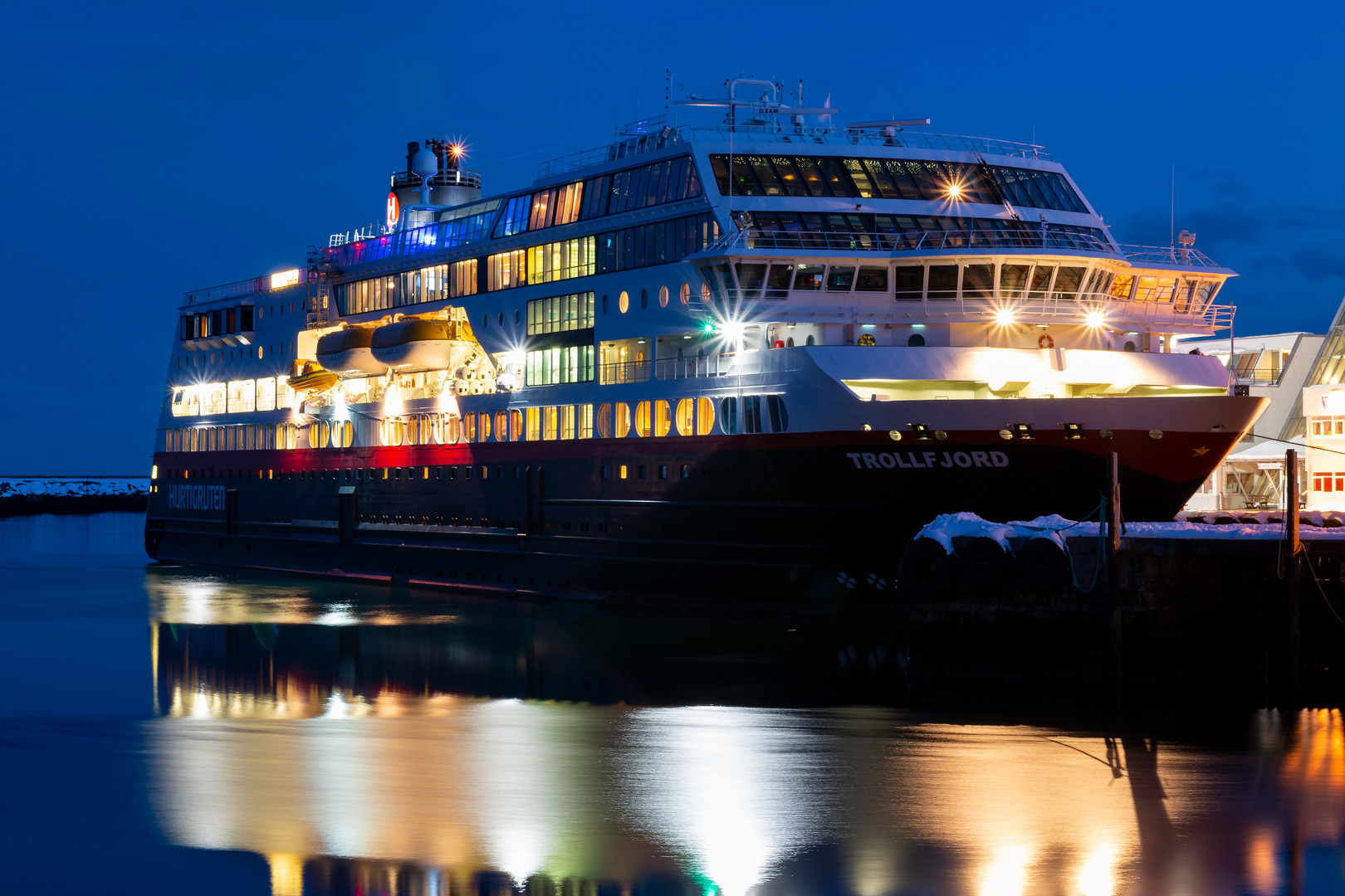 MS Trollfjord in Svolvaer bei Nacht