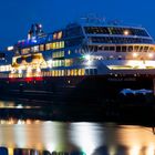 MS Trollfjord in Svolvaer bei Nacht