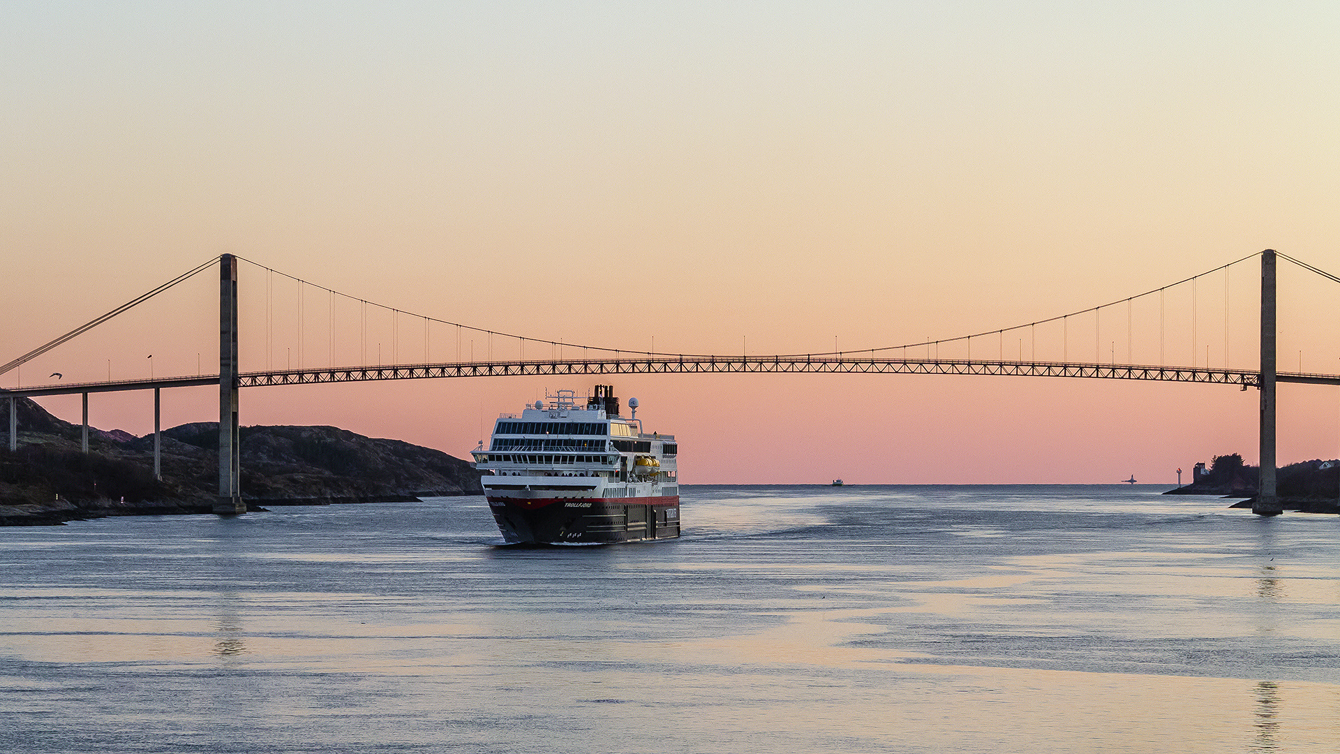 MS TROLLFJORD unter der Hafenbrücke von Rorvik