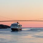 MS TROLLFJORD unter der Hafenbrücke von Rorvik