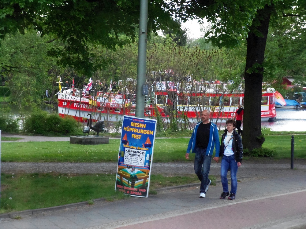 MS Viktoria auf der alten Hauptspree (heute Seitenarm der begradigten Spree) in Köpenick