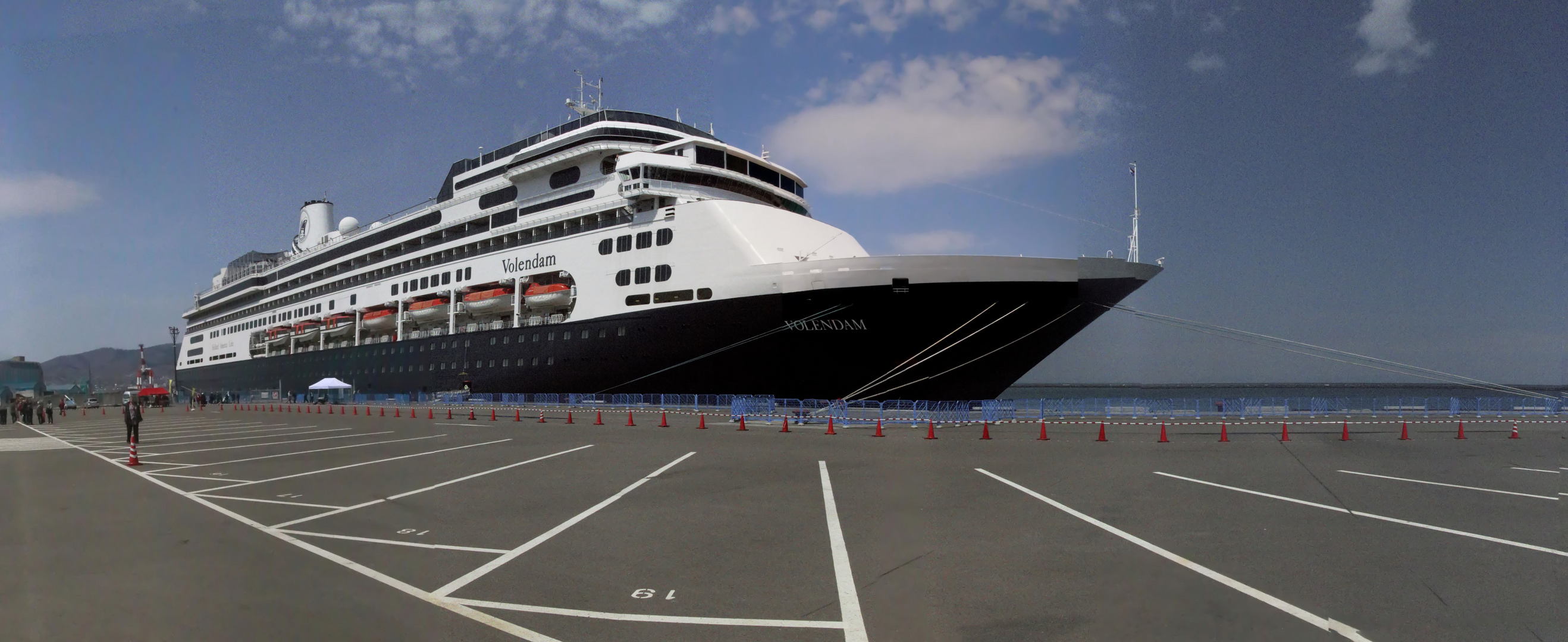 MS Volendam am Kai in Japan -2016