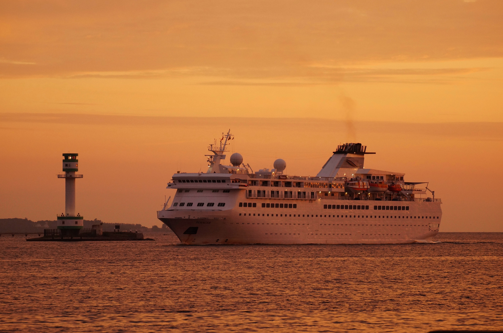 MS Voyager im Sonnenaufgang