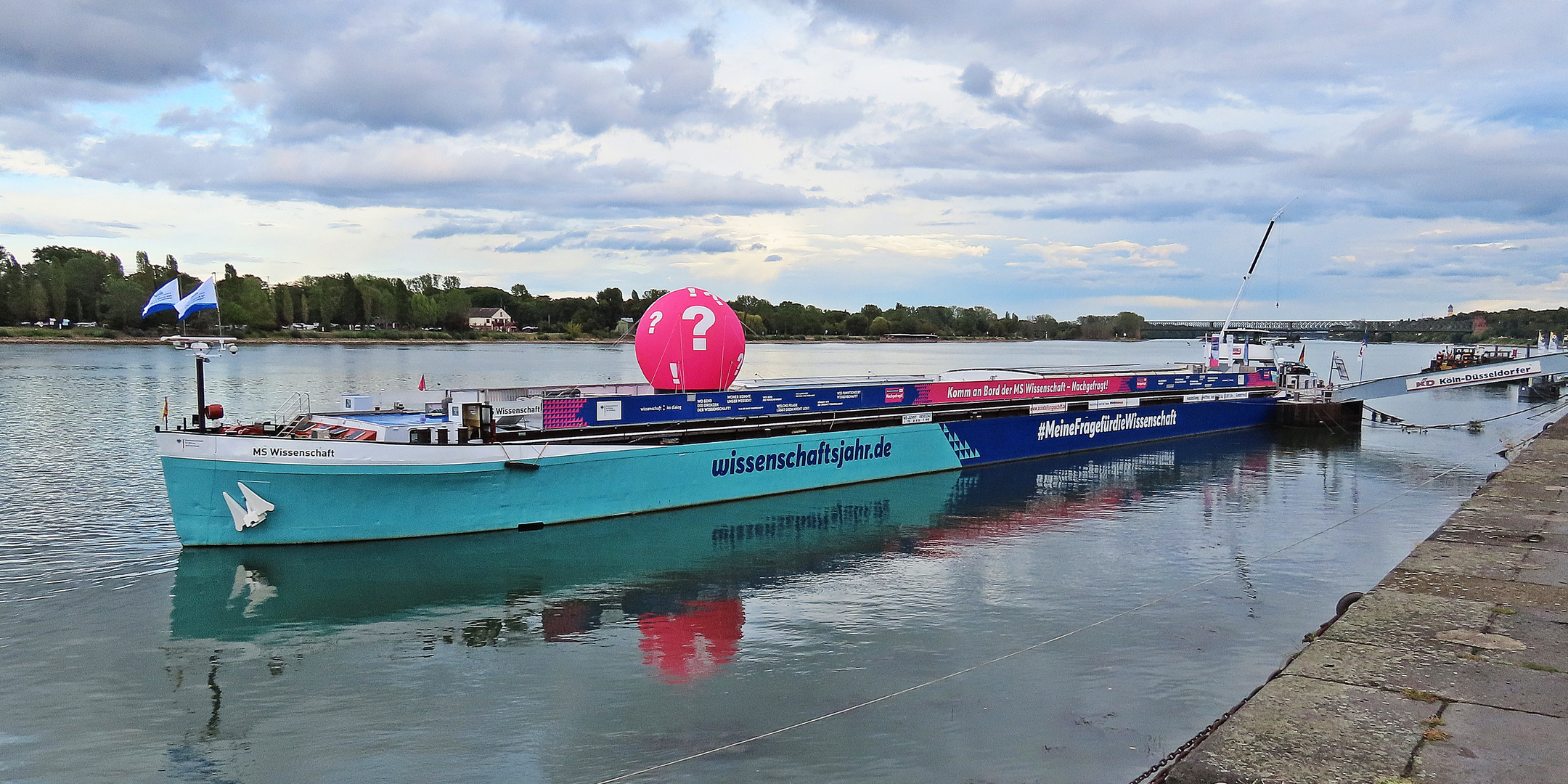 MS WISSENSCHAFT am Mainzer Rheinufer